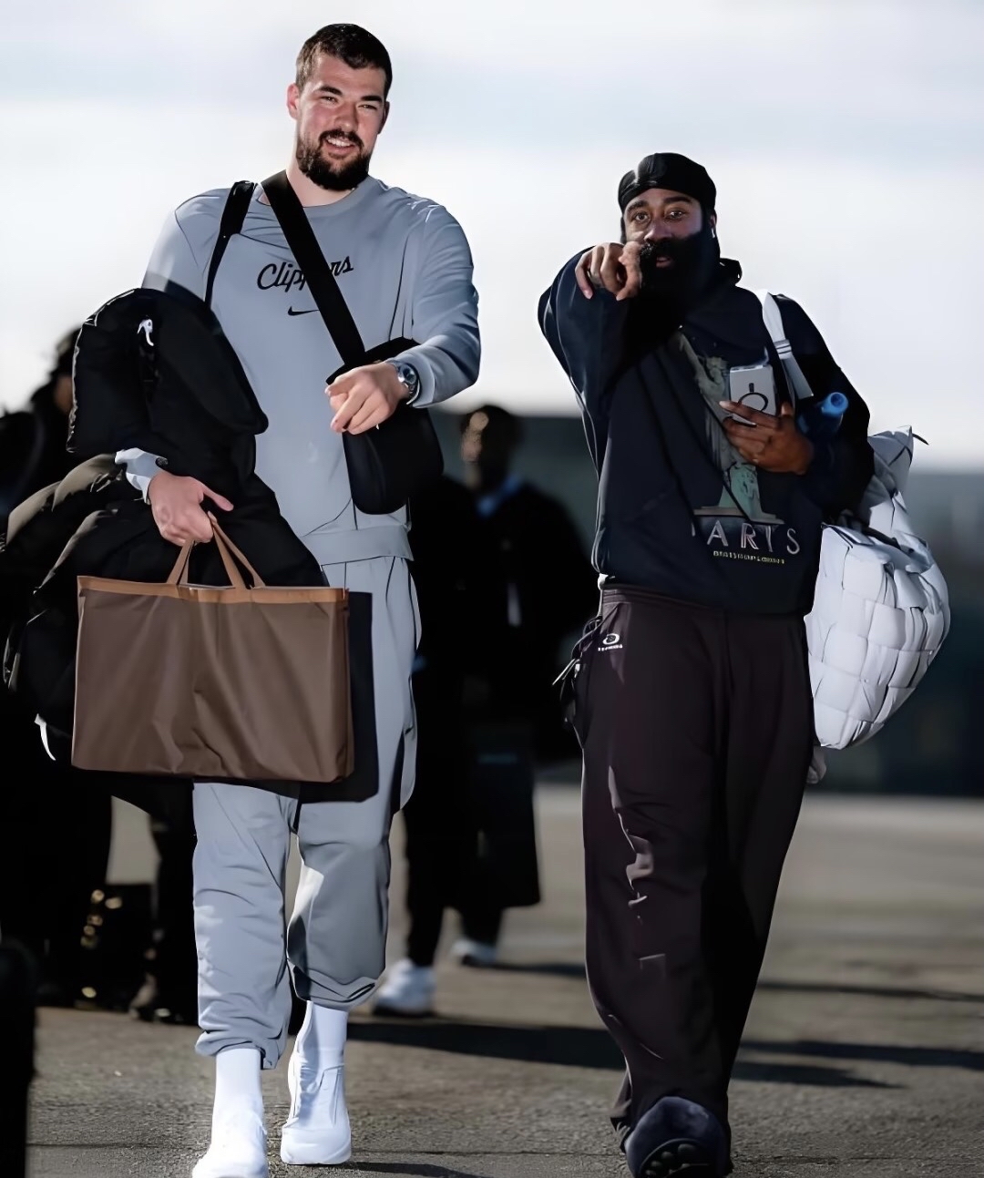 kaiyun体育综合-快船展现强硬“硬汉”风格，赢得关键胜利冲刺季后赛！